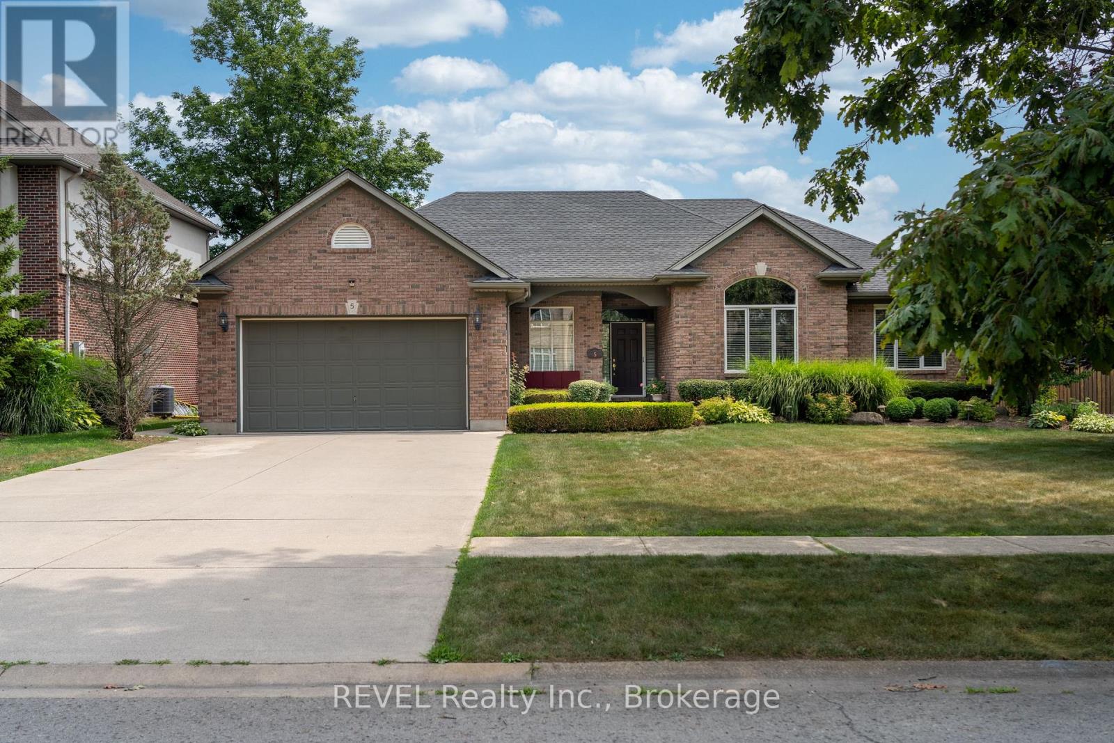 5 Beechwood Crescent, Pelham, Ontario  L0S 1E7 - Photo 2 - X12942616
