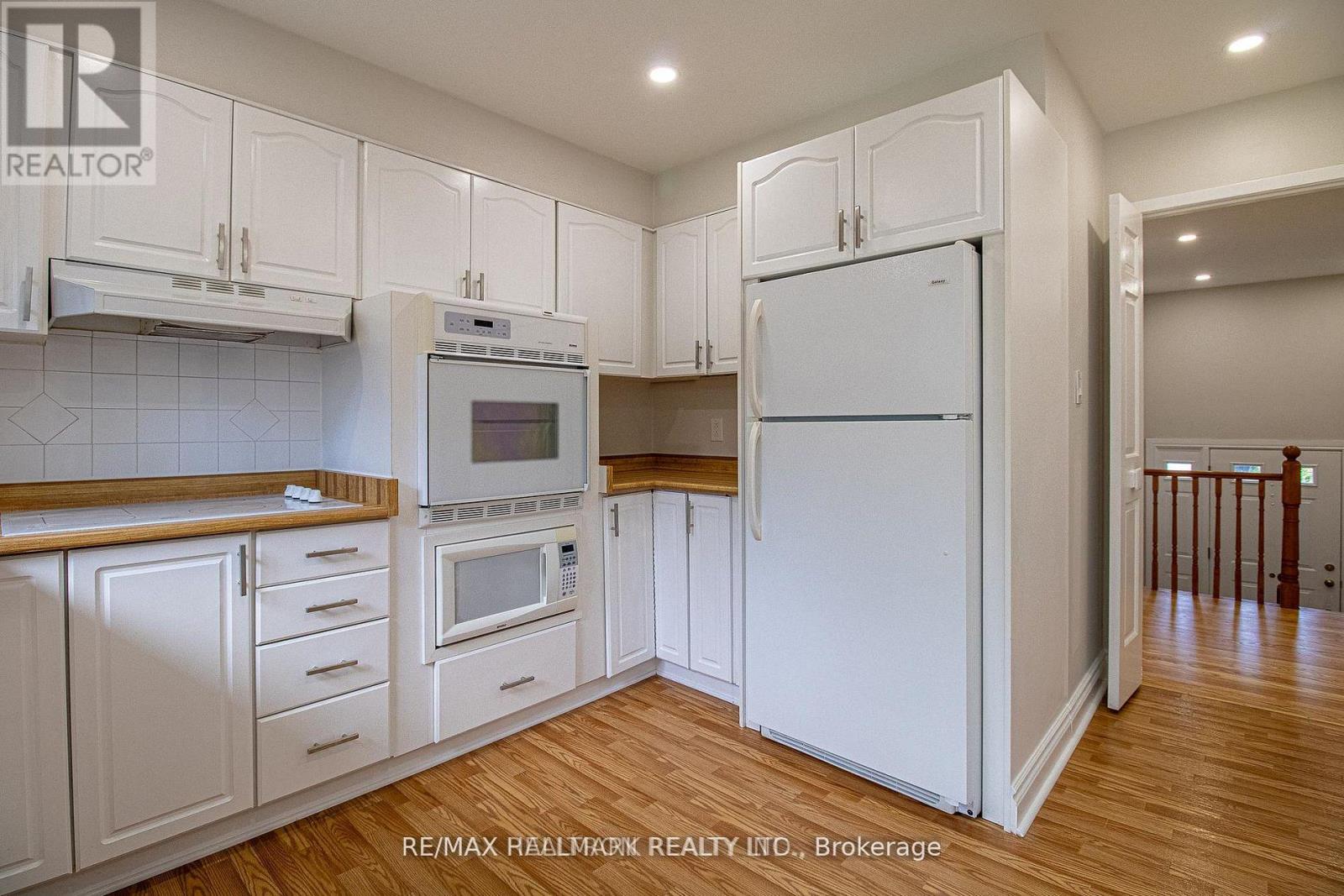 978 Wildwood Drive, Newmarket, Ontario  L3Y 2B5 - Photo 10 - N12942710