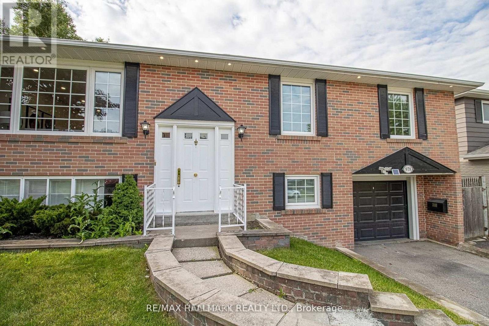 978 Wildwood Drive, Newmarket, Ontario  L3Y 2B5 - Photo 2 - N12942710