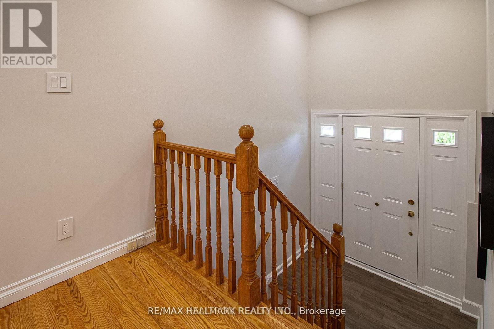 978 Wildwood Drive, Newmarket, Ontario  L3Y 2B5 - Photo 3 - N12942710