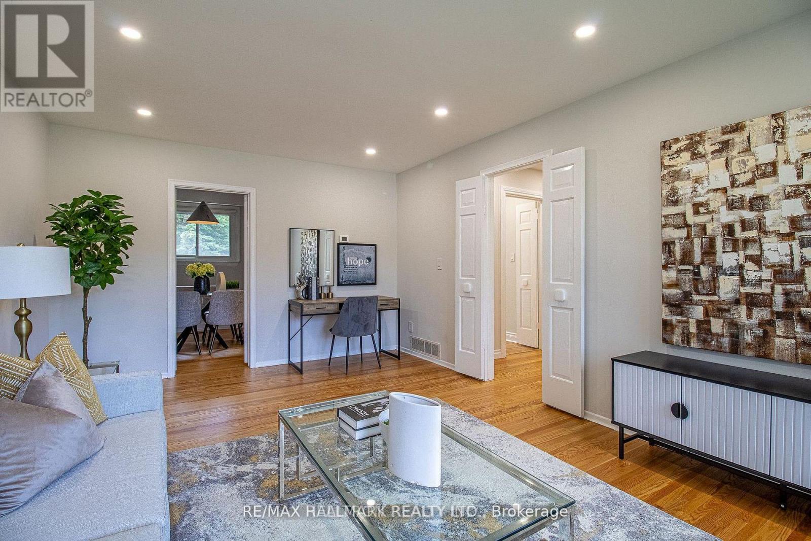 978 Wildwood Drive, Newmarket, Ontario  L3Y 2B5 - Photo 6 - N12942710