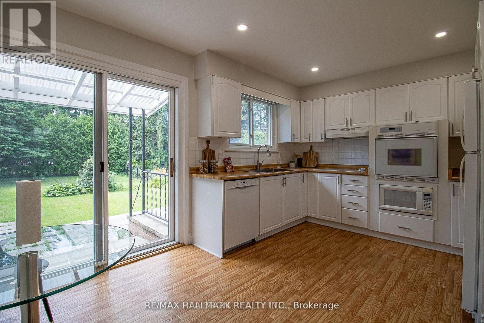 978 Wildwood Drive, Newmarket, Ontario  L3Y 2B5 - Photo 8 - N12942710