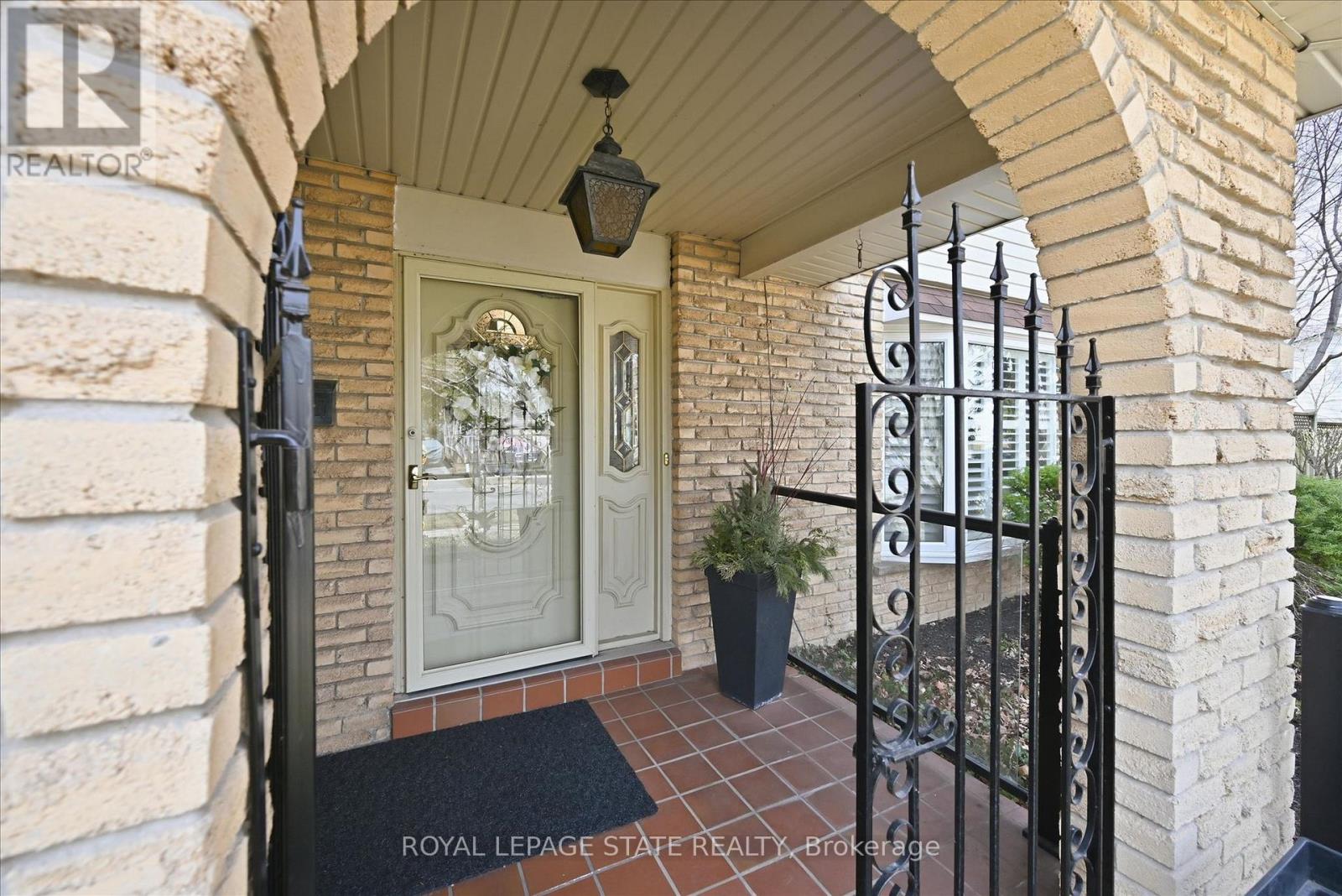 2192 Ireland Drive E, Burlington, Ontario  L7P 3G1 - Photo 2 - W12942632