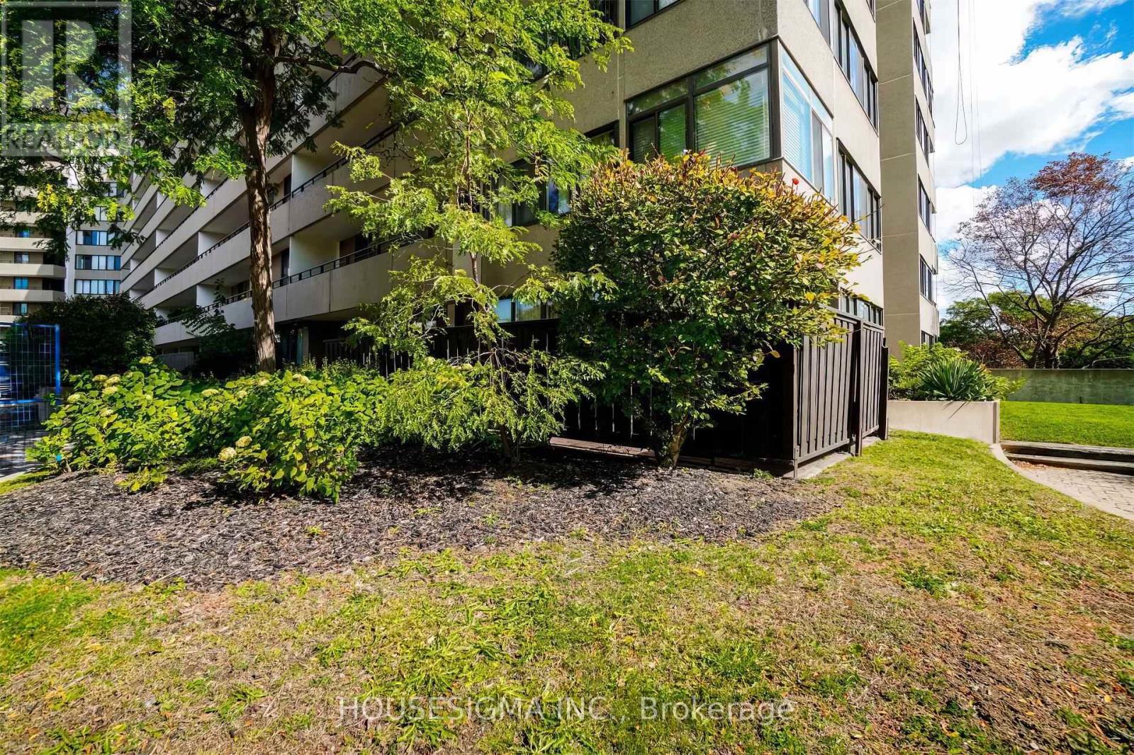 101 - 1320 Mississauga Valley Boulevard, Mississauga, Ontario  L5A 3S9 - Photo 3 - W12942646