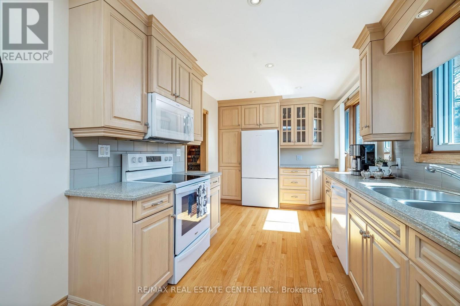 224 White Pines Drive, Burlington, Ontario  L7L 4E7 - Photo 10 - W12942786