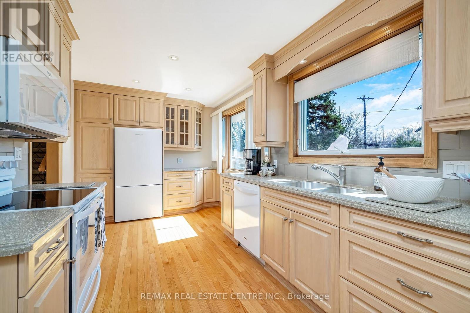 224 White Pines Drive, Burlington, Ontario  L7L 4E7 - Photo 12 - W12942786