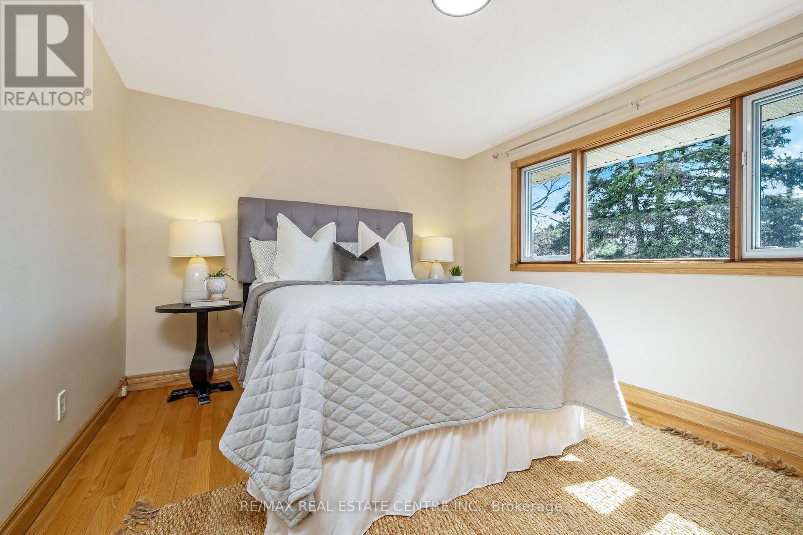 224 White Pines Drive, Burlington, Ontario  L7L 4E7 - Photo 16 - W12942786