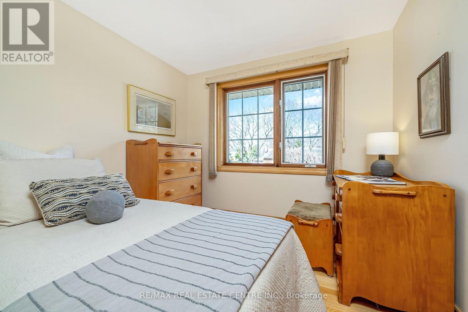 224 White Pines Drive, Burlington, Ontario  L7L 4E7 - Photo 17 - W12942786