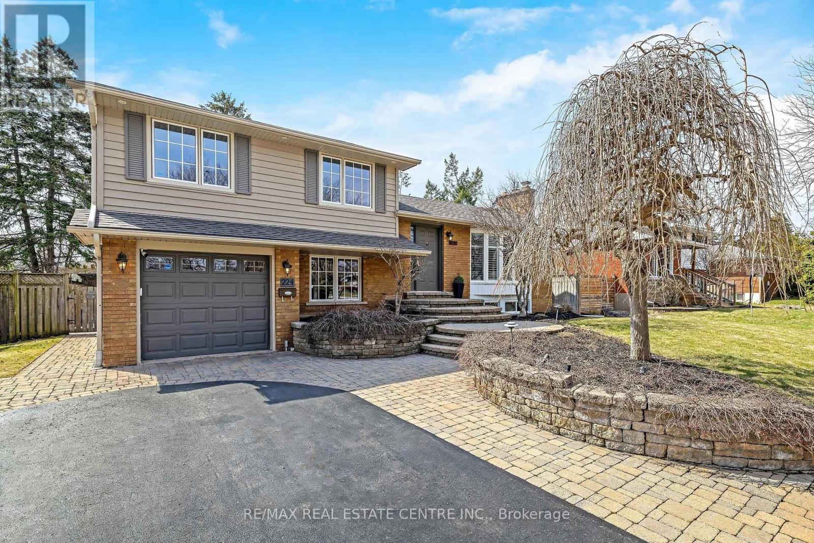 224 White Pines Drive, Burlington, Ontario  L7L 4E7 - Photo 2 - W12942786