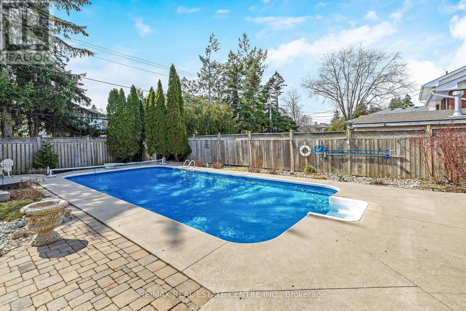 224 White Pines Drive, Burlington, Ontario  L7L 4E7 - Photo 26 - W12942786