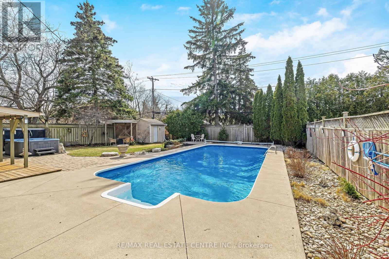 224 White Pines Drive, Burlington, Ontario  L7L 4E7 - Photo 27 - W12942786