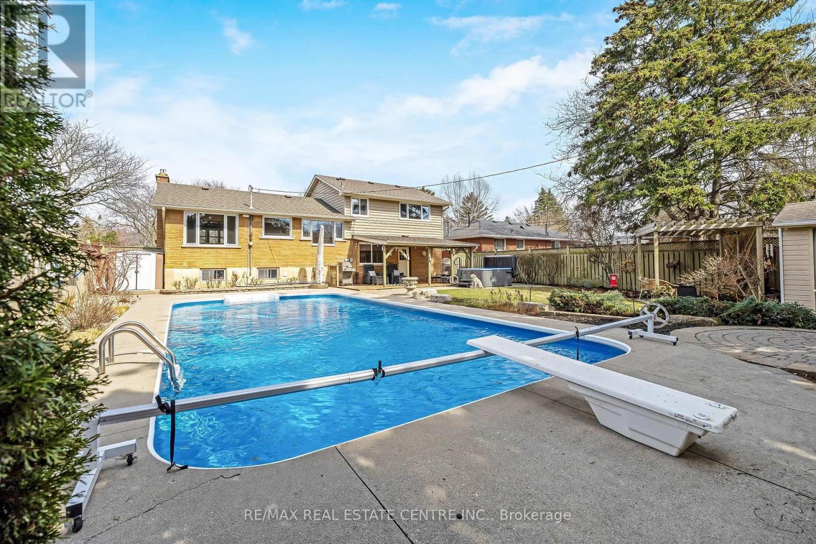 224 White Pines Drive, Burlington, Ontario  L7L 4E7 - Photo 28 - W12942786