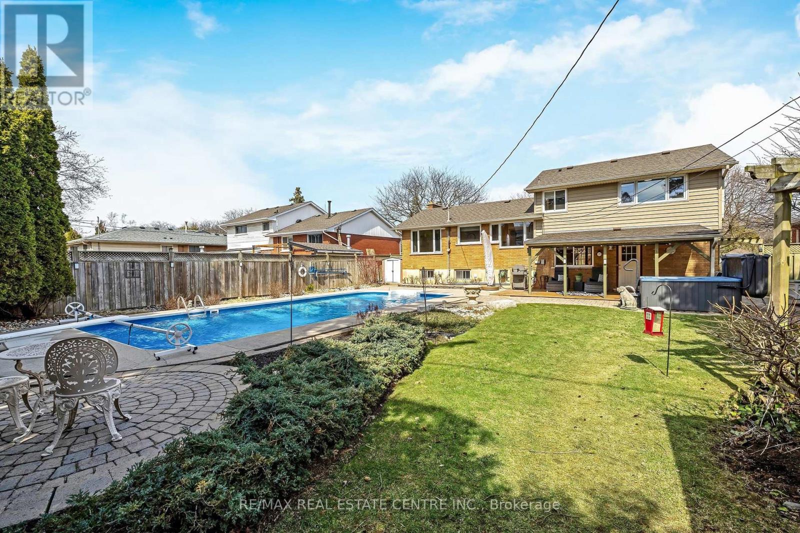 224 White Pines Drive, Burlington, Ontario  L7L 4E7 - Photo 33 - W12942786