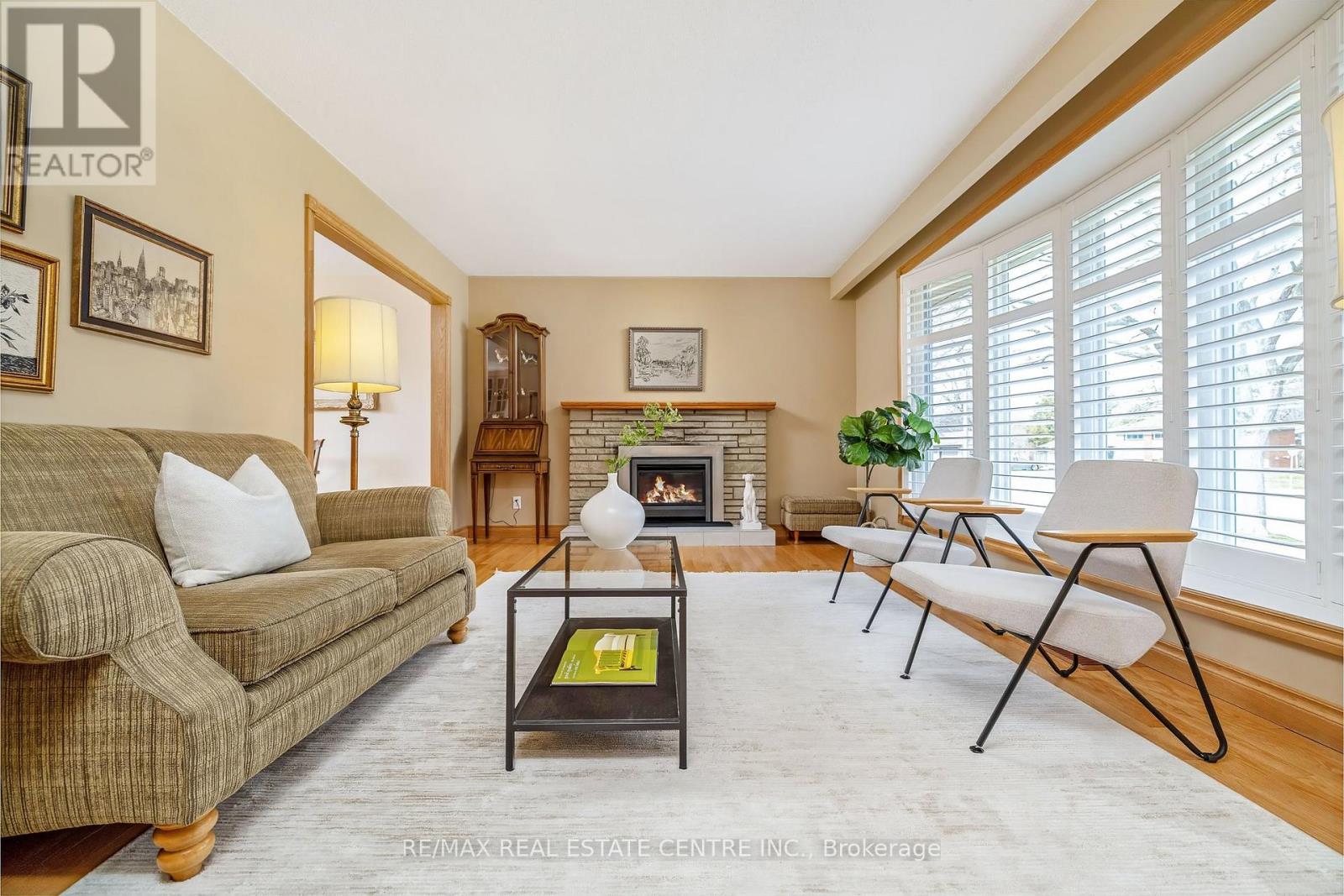 224 White Pines Drive, Burlington, Ontario  L7L 4E7 - Photo 4 - W12942786