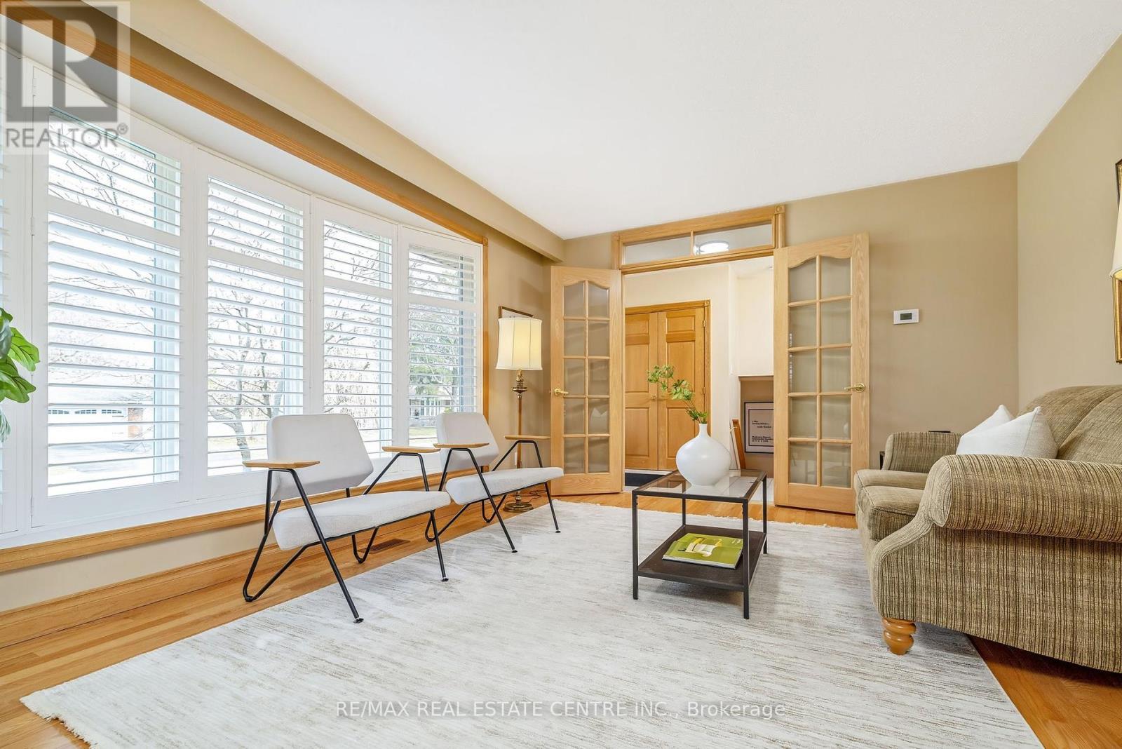 224 White Pines Drive, Burlington, Ontario  L7L 4E7 - Photo 5 - W12942786