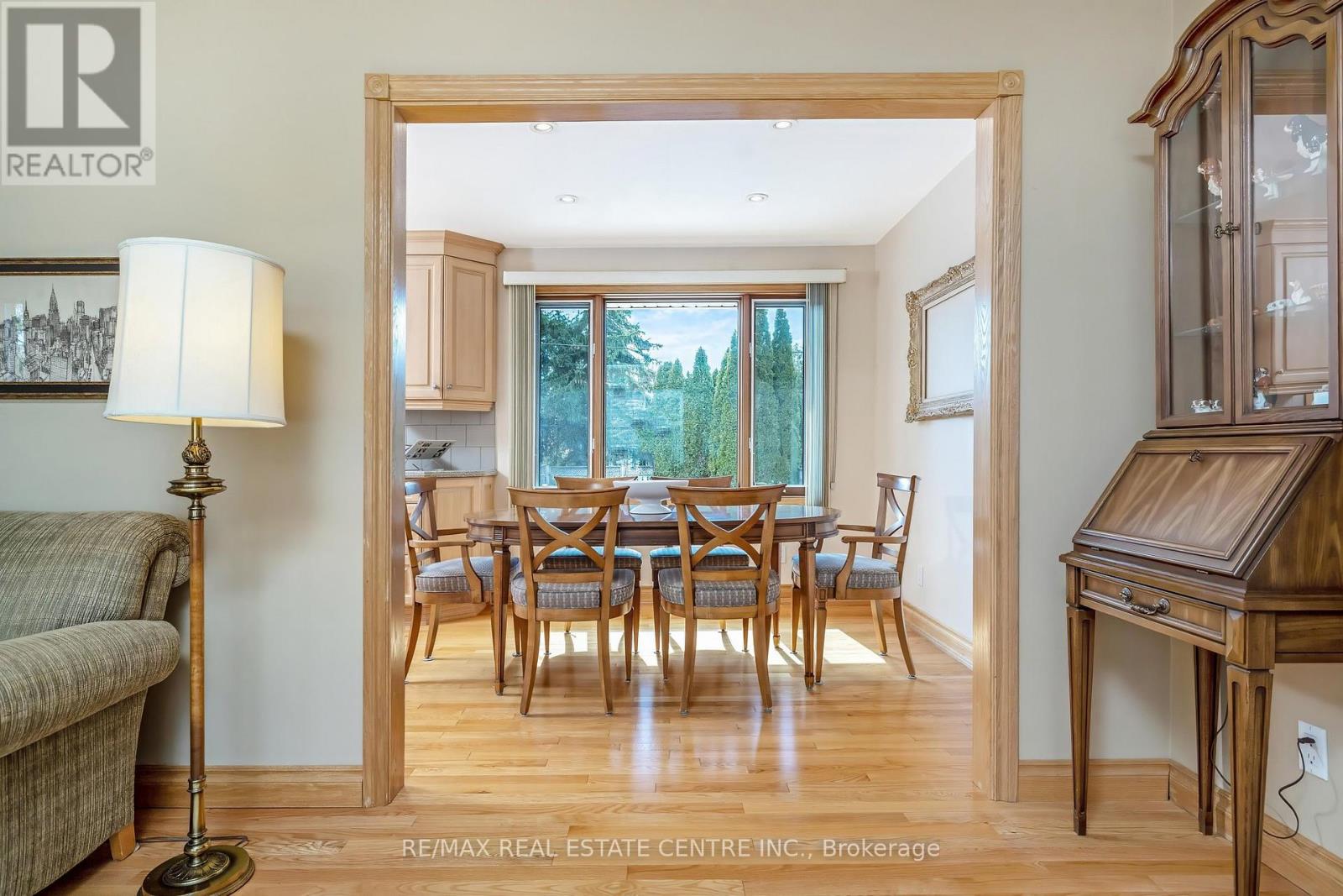 224 White Pines Drive, Burlington, Ontario  L7L 4E7 - Photo 7 - W12942786