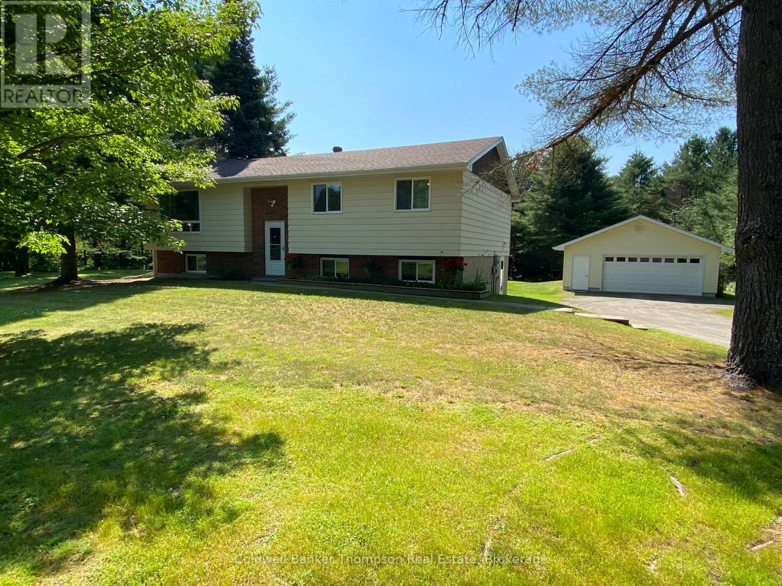 <div class="slider-price">$759,900</div><p>1803 Ravenscliffe Road, Huntsville, Ontario</p>