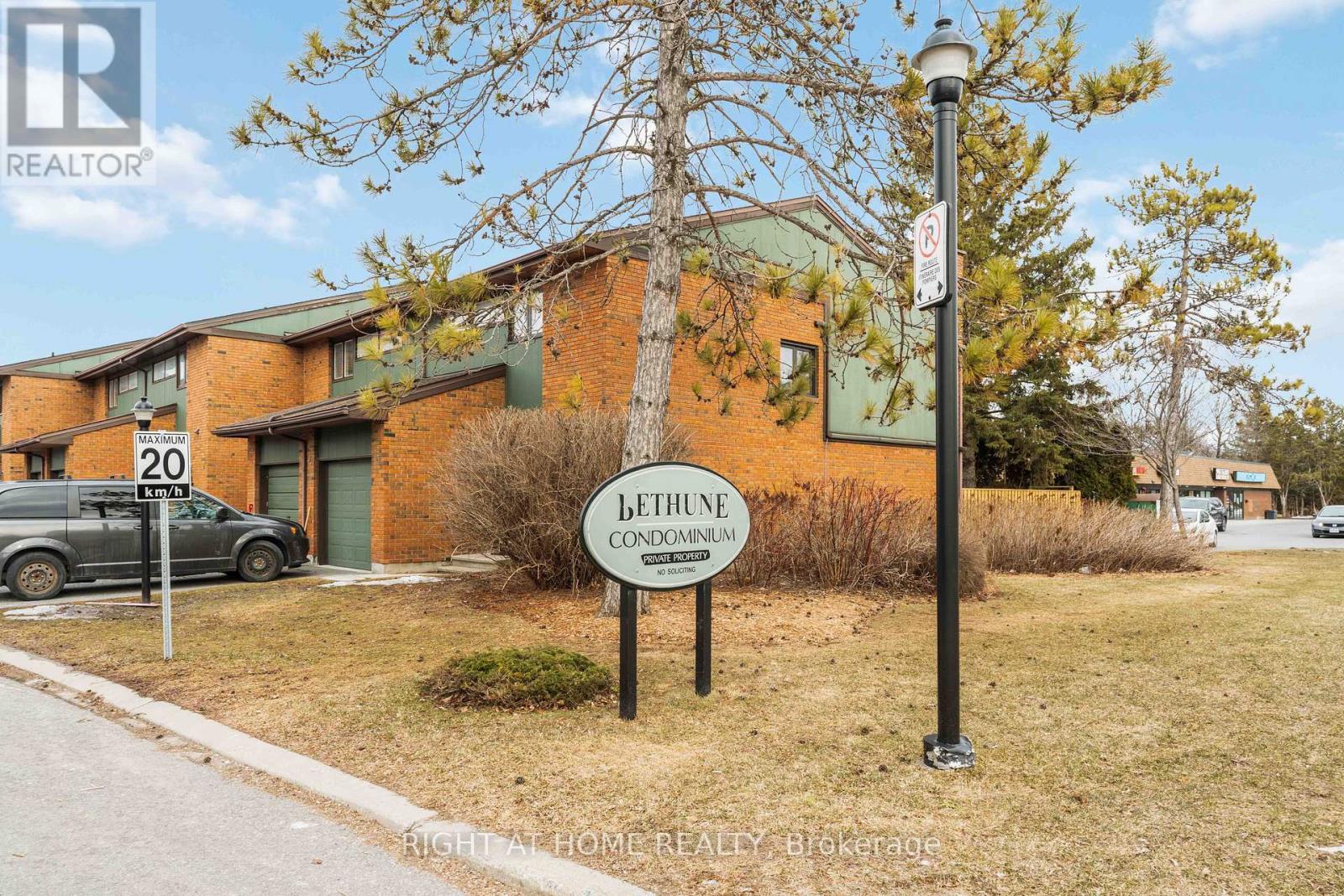 4 Chisholm Court, Ottawa, Ontario  K2K 1E2 - Photo 2 - X12942944