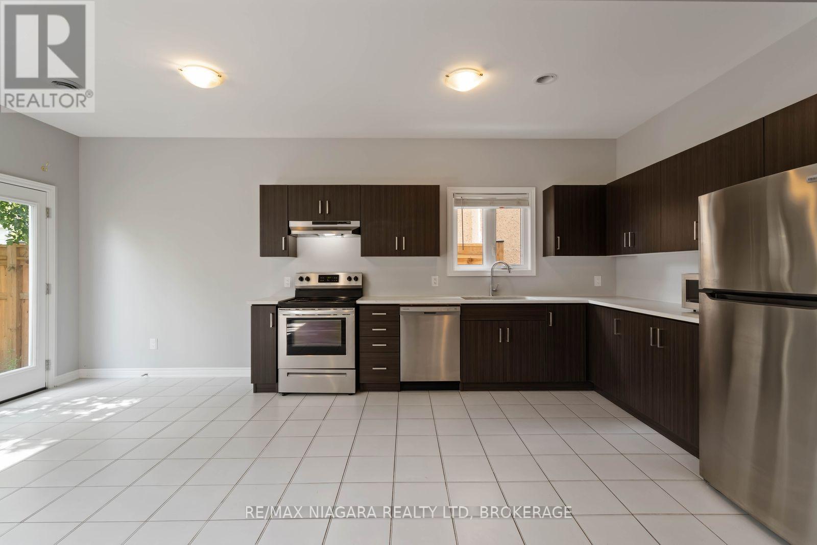 81 Grove Street, Welland, Ontario  L3B 4B3 - Photo 13 - X12942864