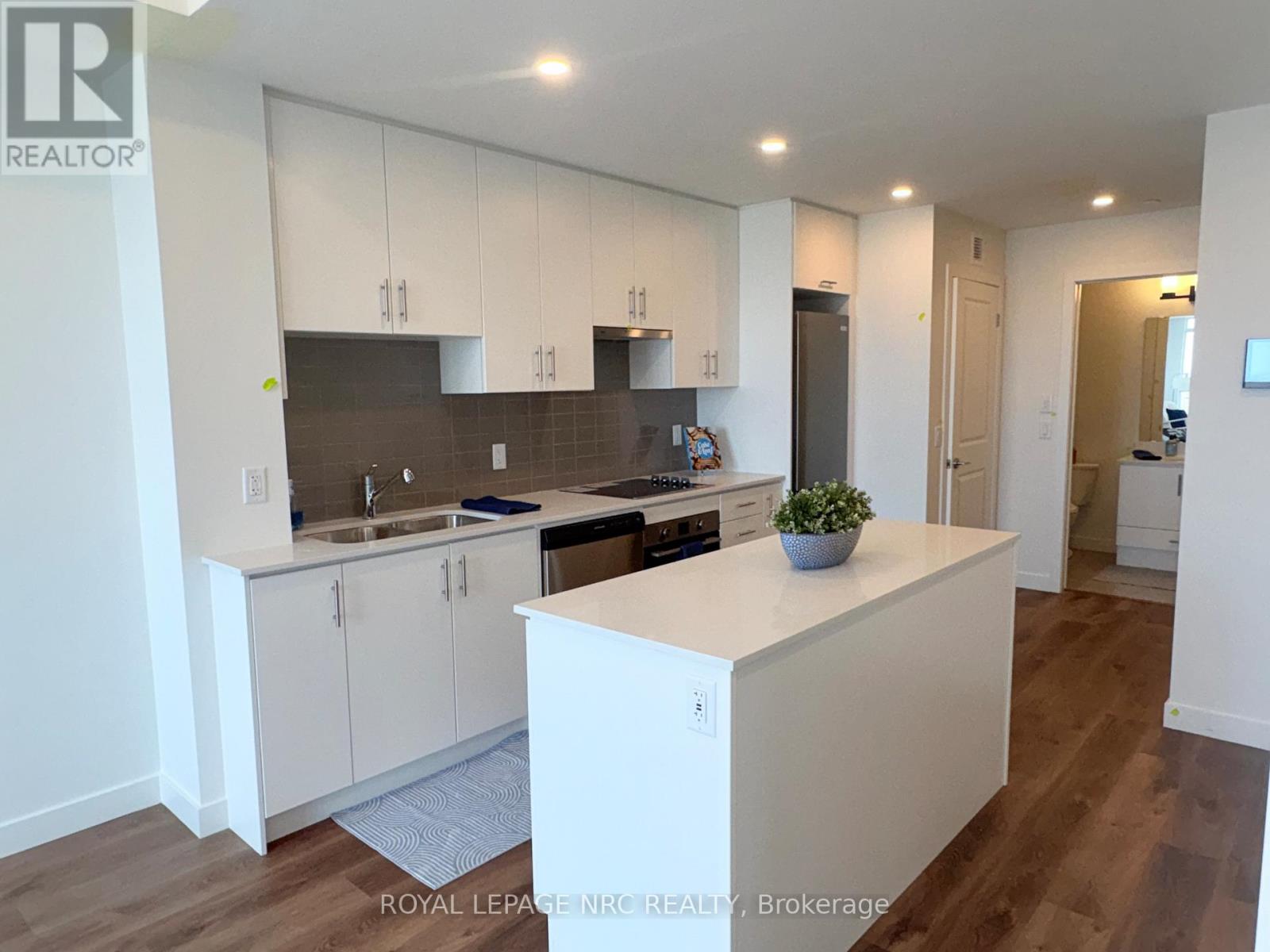 921 - 461 Green Road, Hamilton, Ontario  L8E 0L5 - Photo 2 - X12942978