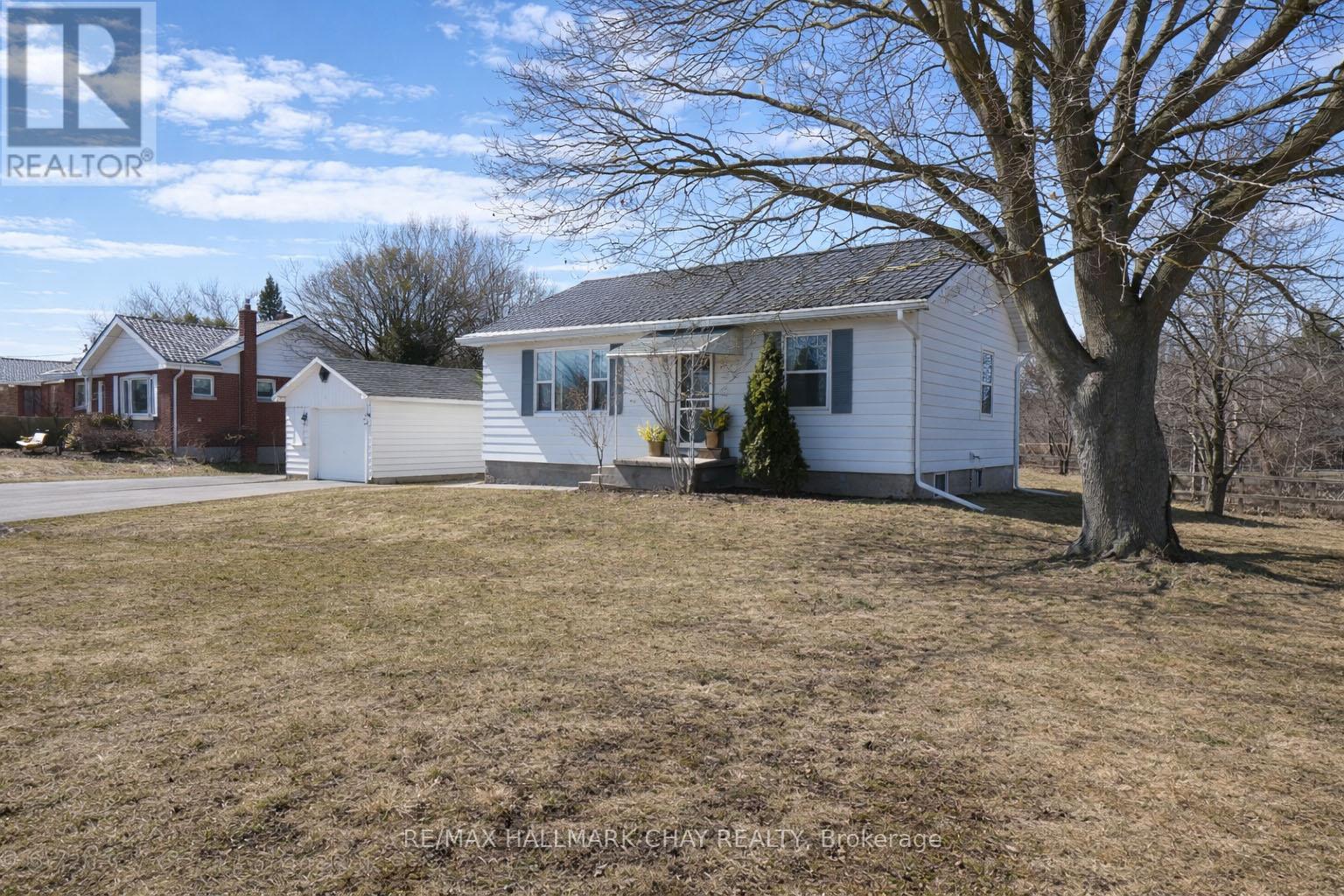 26 King Street S, Innisfil, Ontario  L0L 1L0 - Photo 2 - N12942812