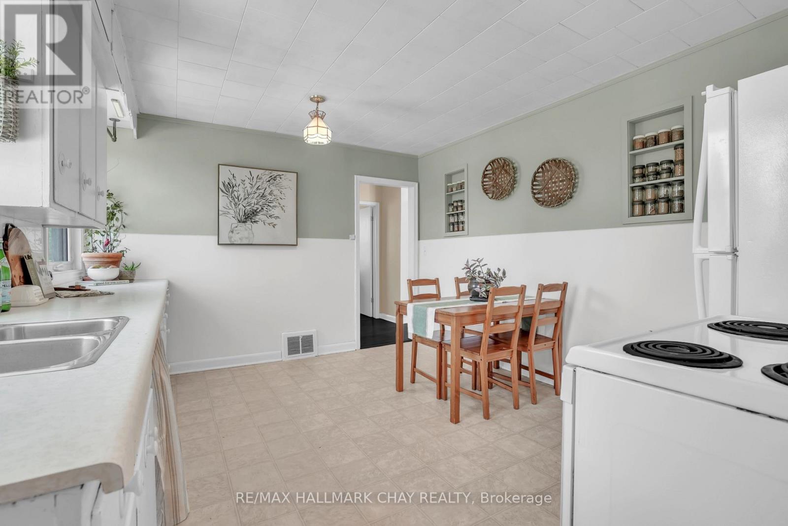 26 King Street S, Innisfil, Ontario  L0L 1L0 - Photo 6 - N12942812