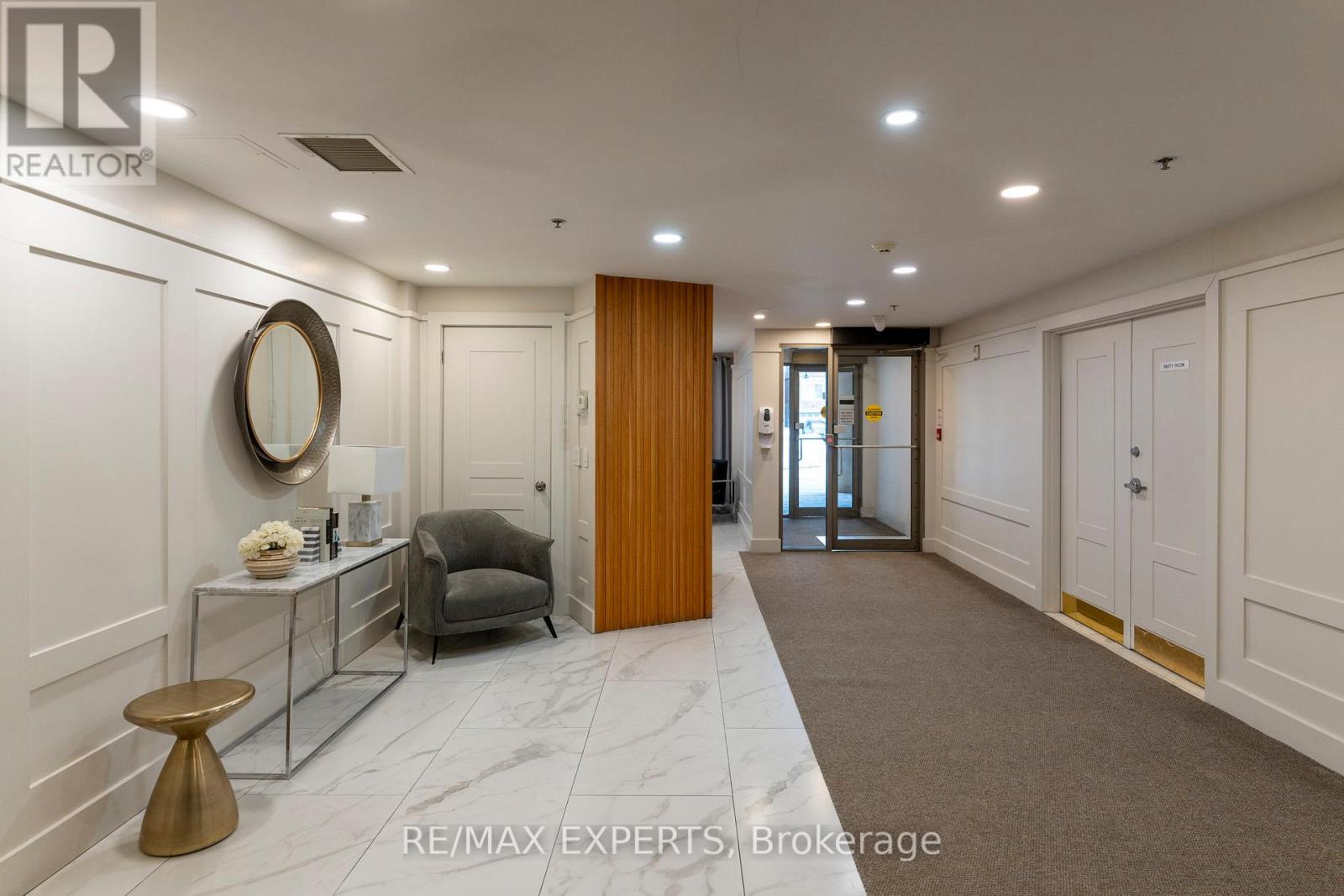 212 - 8026 Kipling Avenue, Vaughan, Ontario  L4L 2A1 - Photo 2 - N12942818