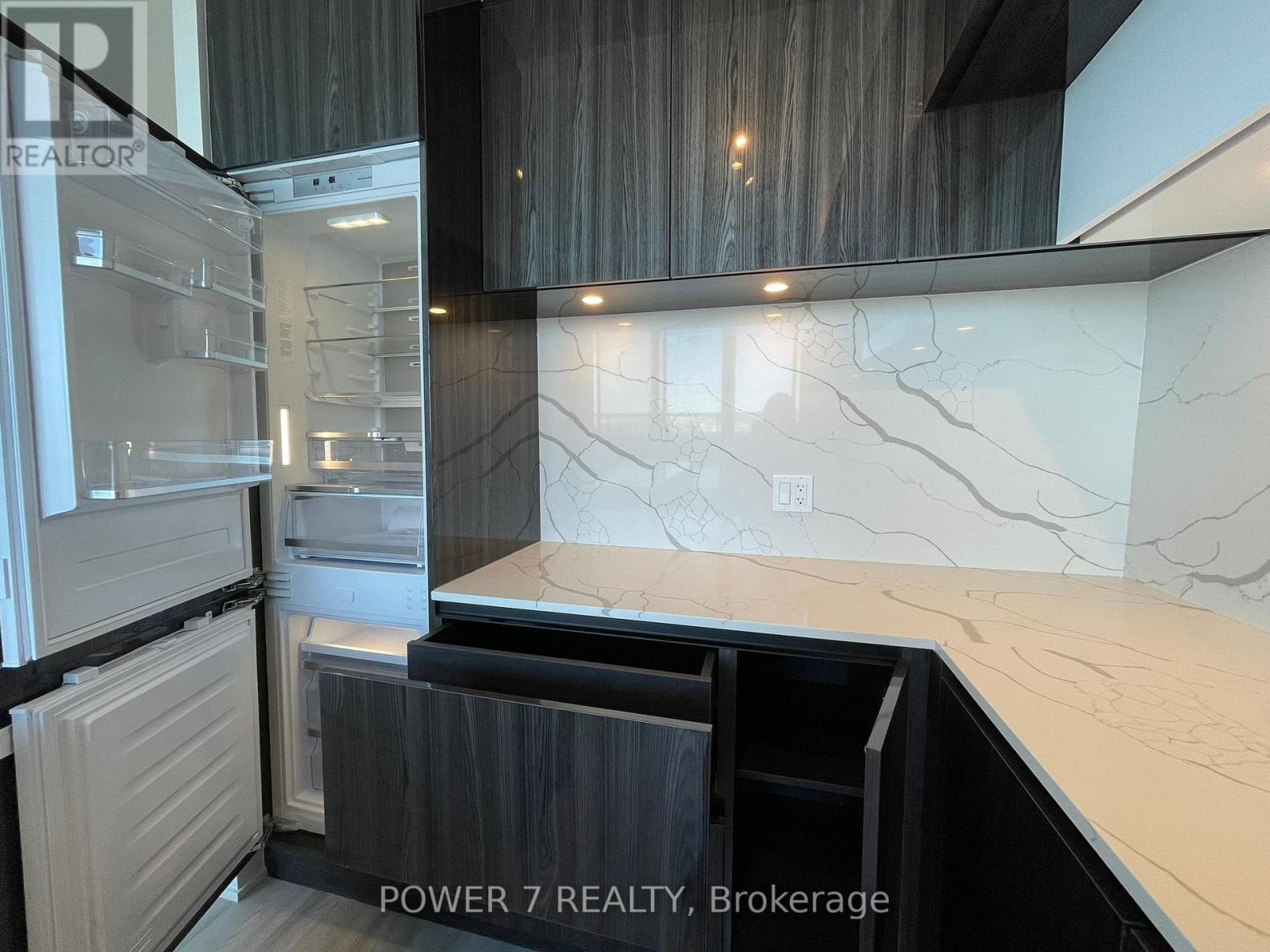 916 - 6 David Eyer Road, Richmond Hill, Ontario  L4S 0N5 - Photo 2 - N12942846