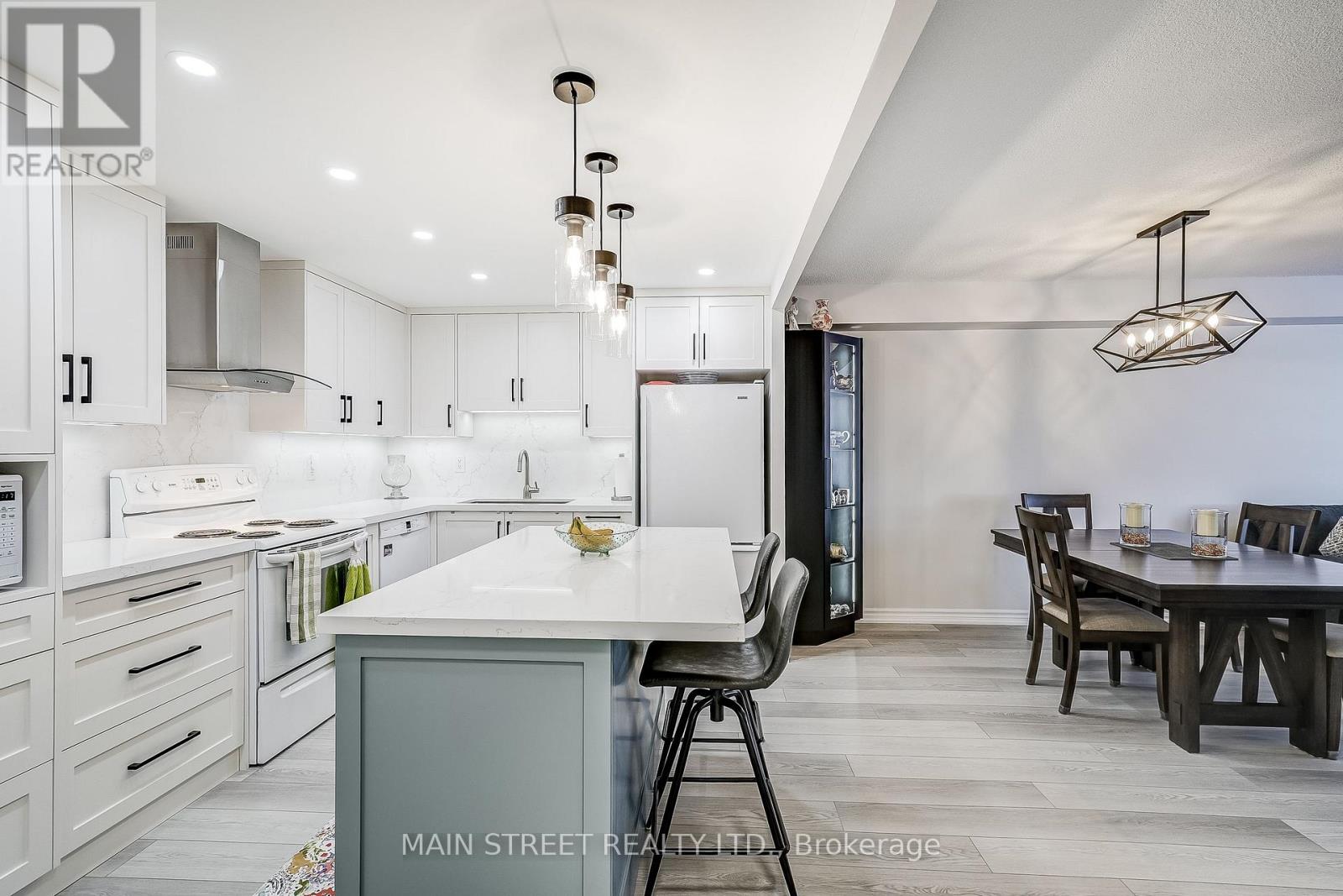 506 - 250 Davis Drive, Newmarket, Ontario  L3Y 7T7 - Photo 4 - N12943002