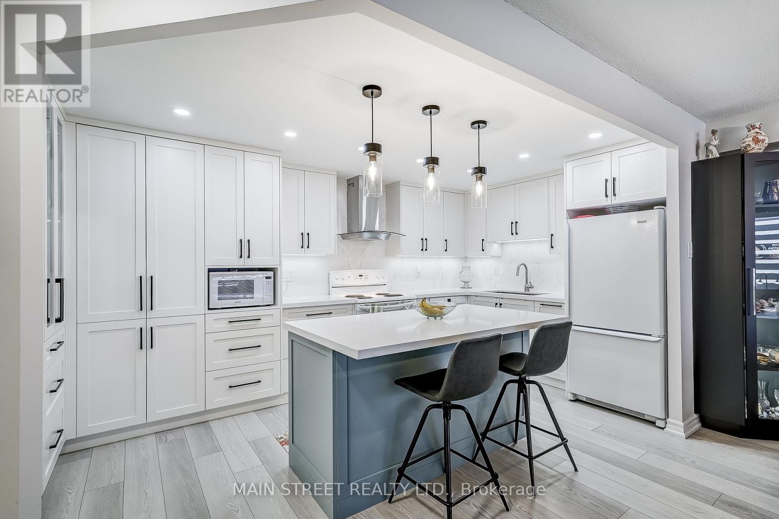 506 - 250 Davis Drive, Newmarket, Ontario  L3Y 7T7 - Photo 5 - N12943002