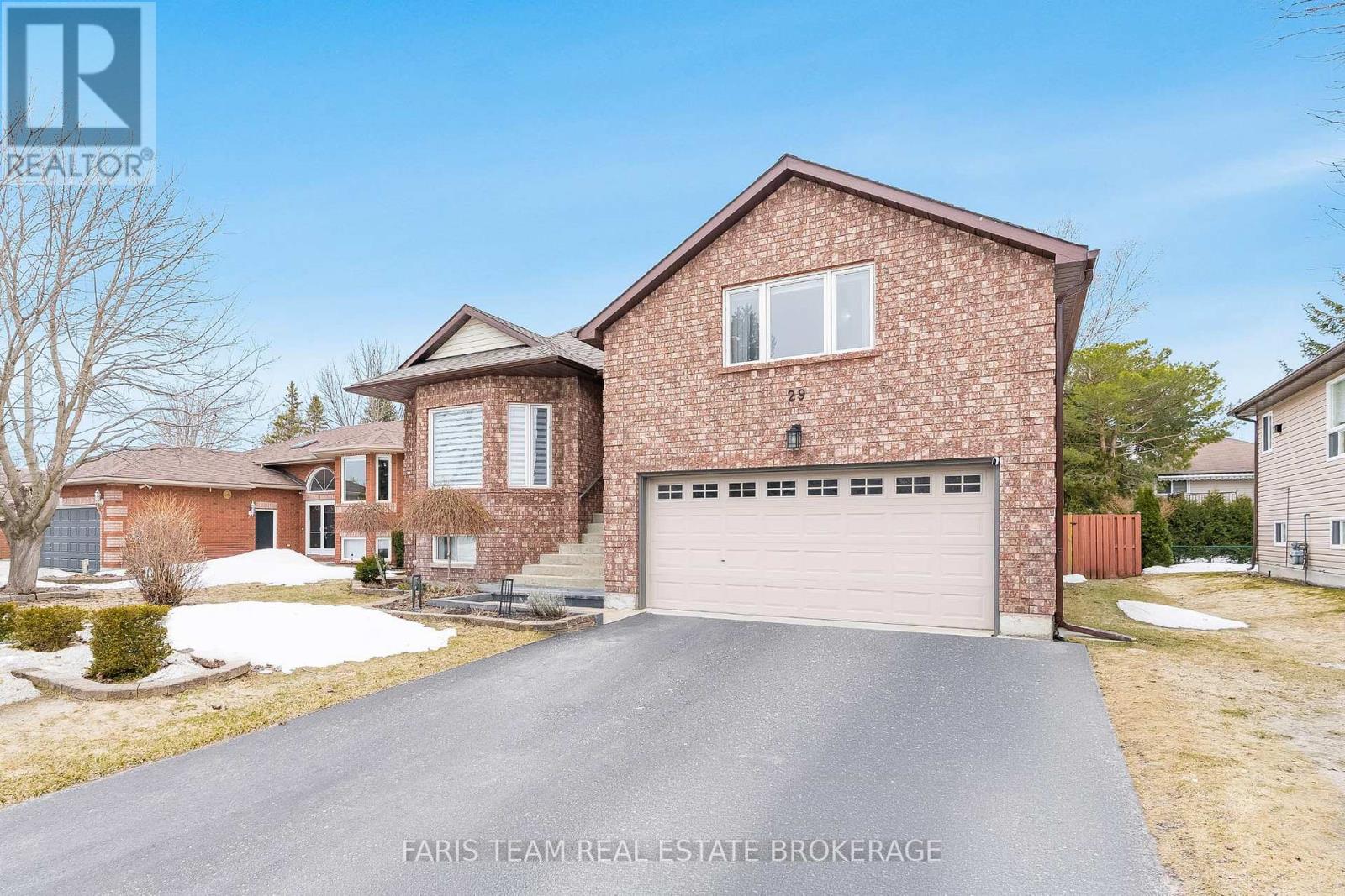 29 Riverdale Drive, Wasaga Beach, Ontario  L9Z 1E9 - Photo 2 - S12942884