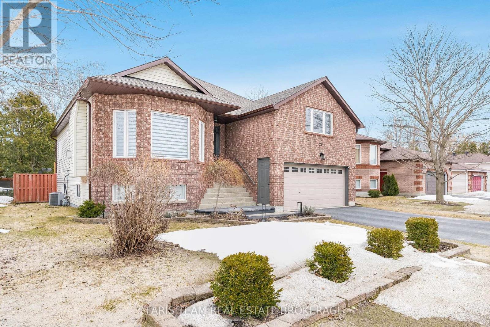 29 Riverdale Drive, Wasaga Beach, Ontario  L9Z 1E9 - Photo 3 - S12942884