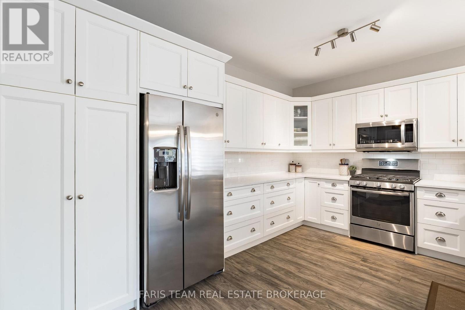 29 Riverdale Drive, Wasaga Beach, Ontario  L9Z 1E9 - Photo 6 - S12942884