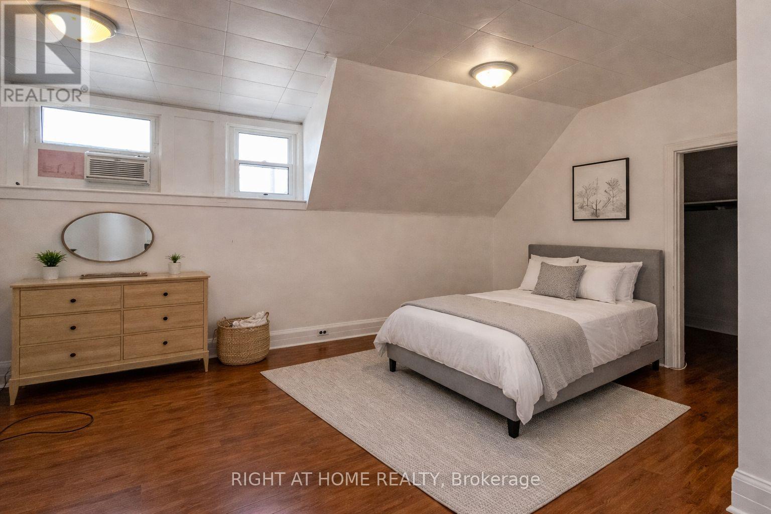 2 - 60 Long Branch Avenue, Toronto, Ontario  M8W 3J2 - Photo 3 - W12942926