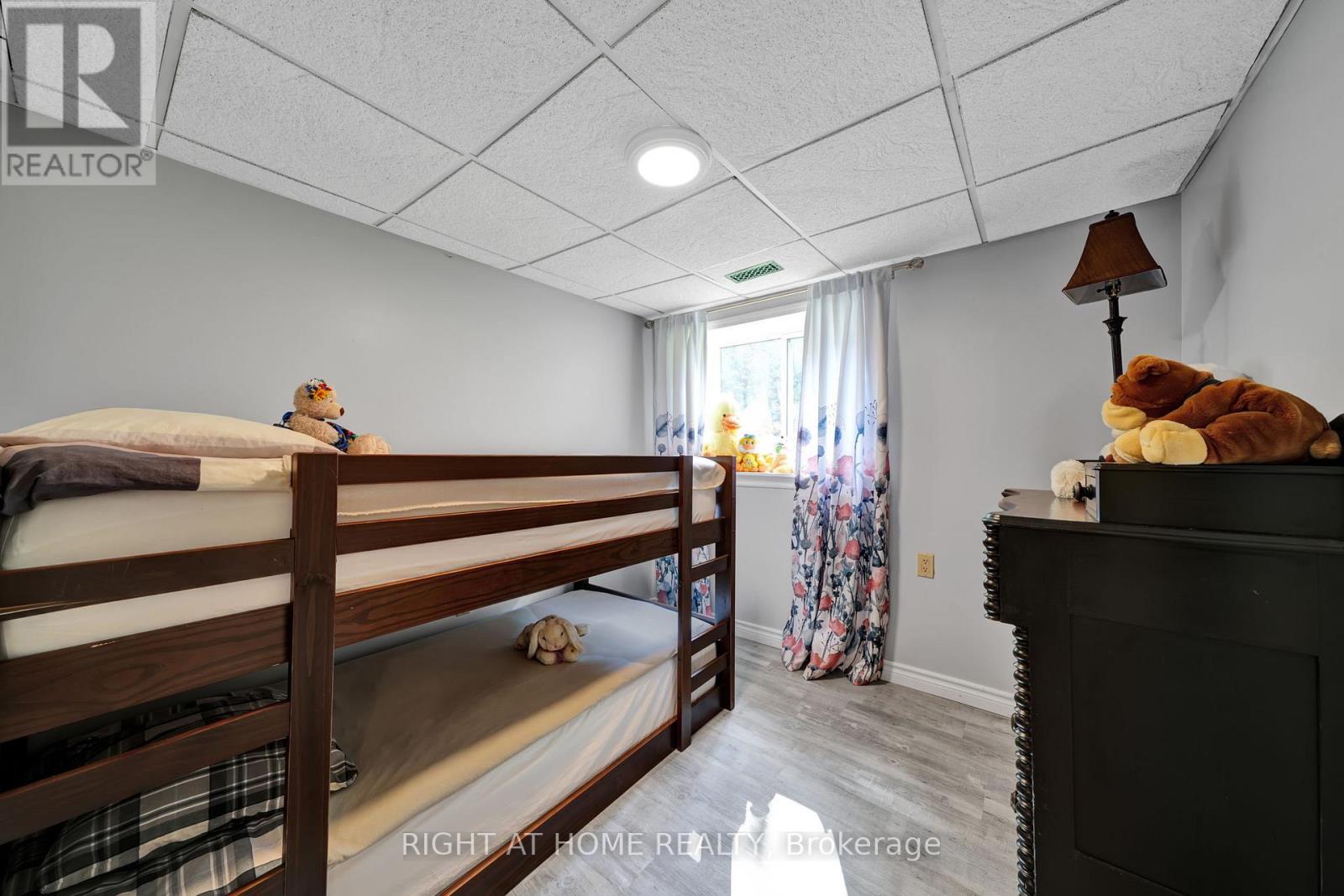 135 Browns Lane, Georgian Bluffs, Ontario  N0H 2K0 - Photo 13 - X12942898