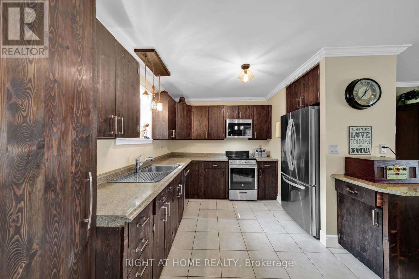 135 Browns Lane, Georgian Bluffs, Ontario  N0H 2K0 - Photo 4 - X12942898