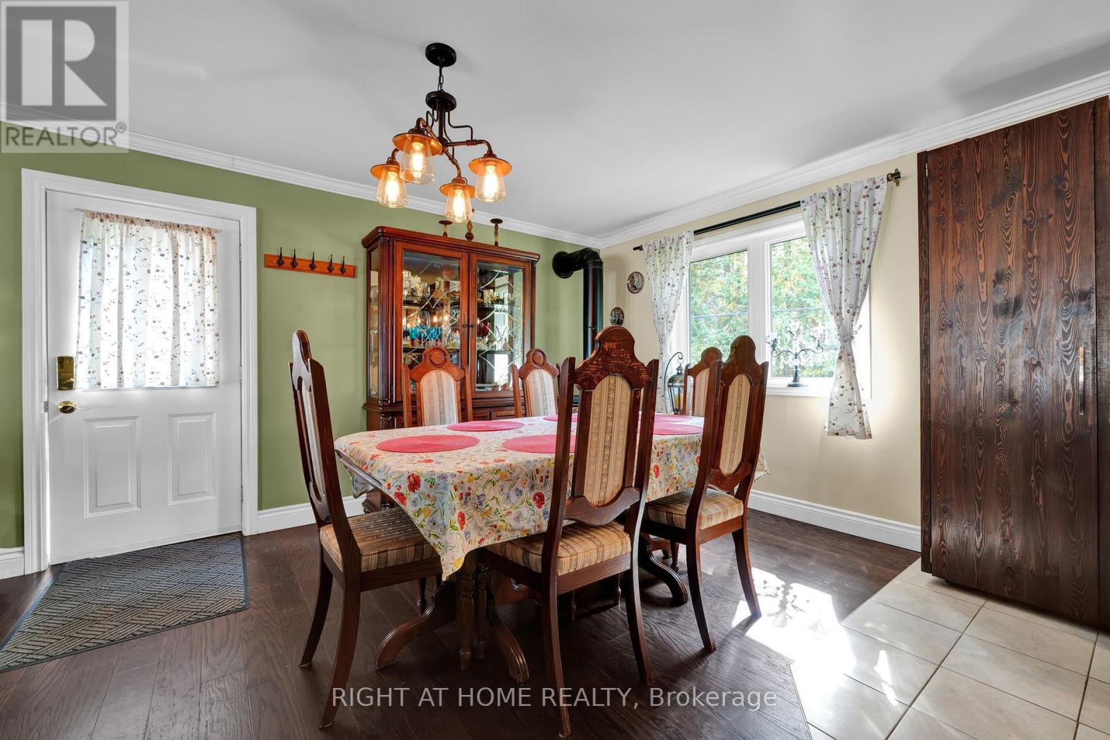 135 Browns Lane, Georgian Bluffs, Ontario  N0H 2K0 - Photo 5 - X12942898