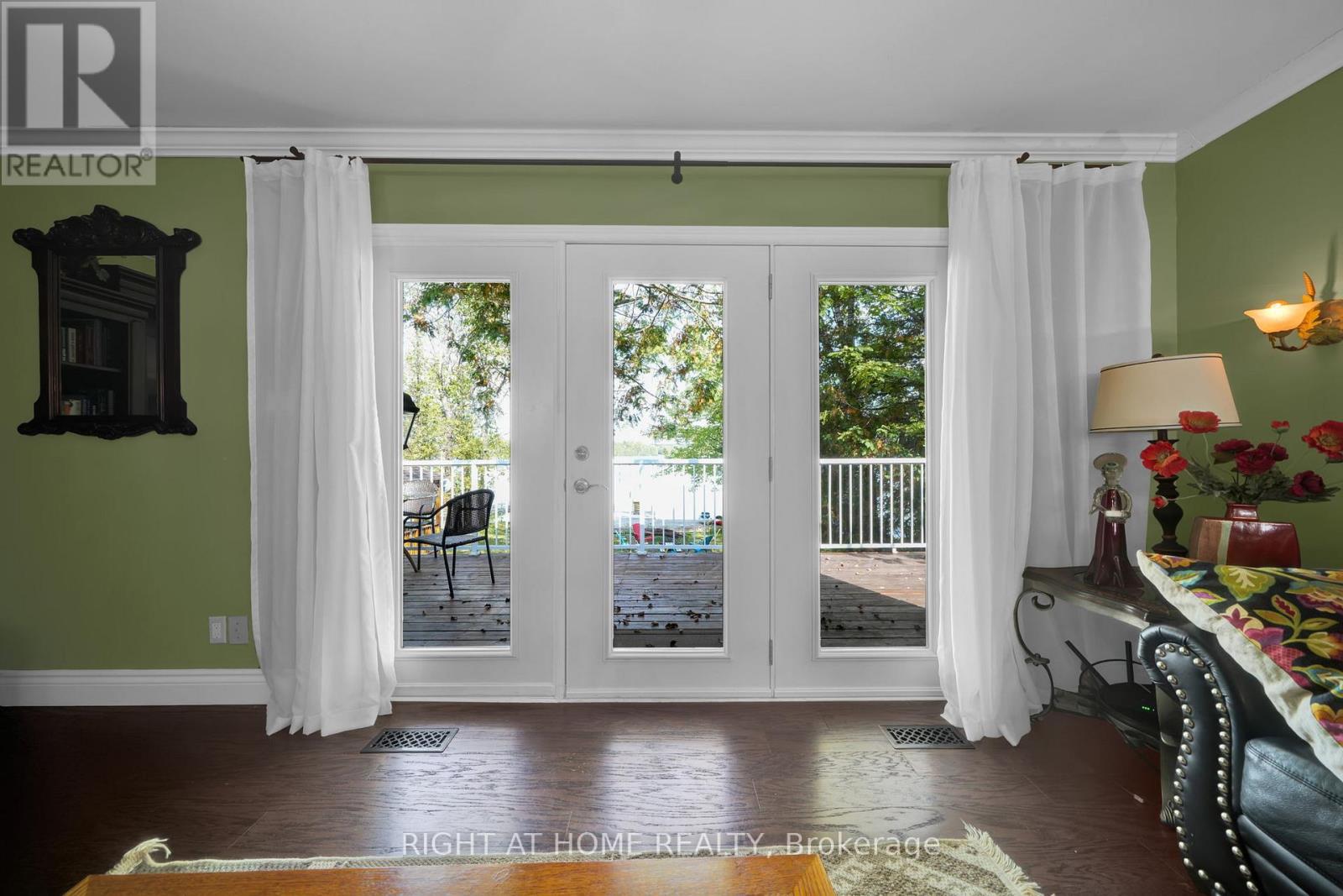 135 Browns Lane, Georgian Bluffs, Ontario  N0H 2K0 - Photo 6 - X12942898