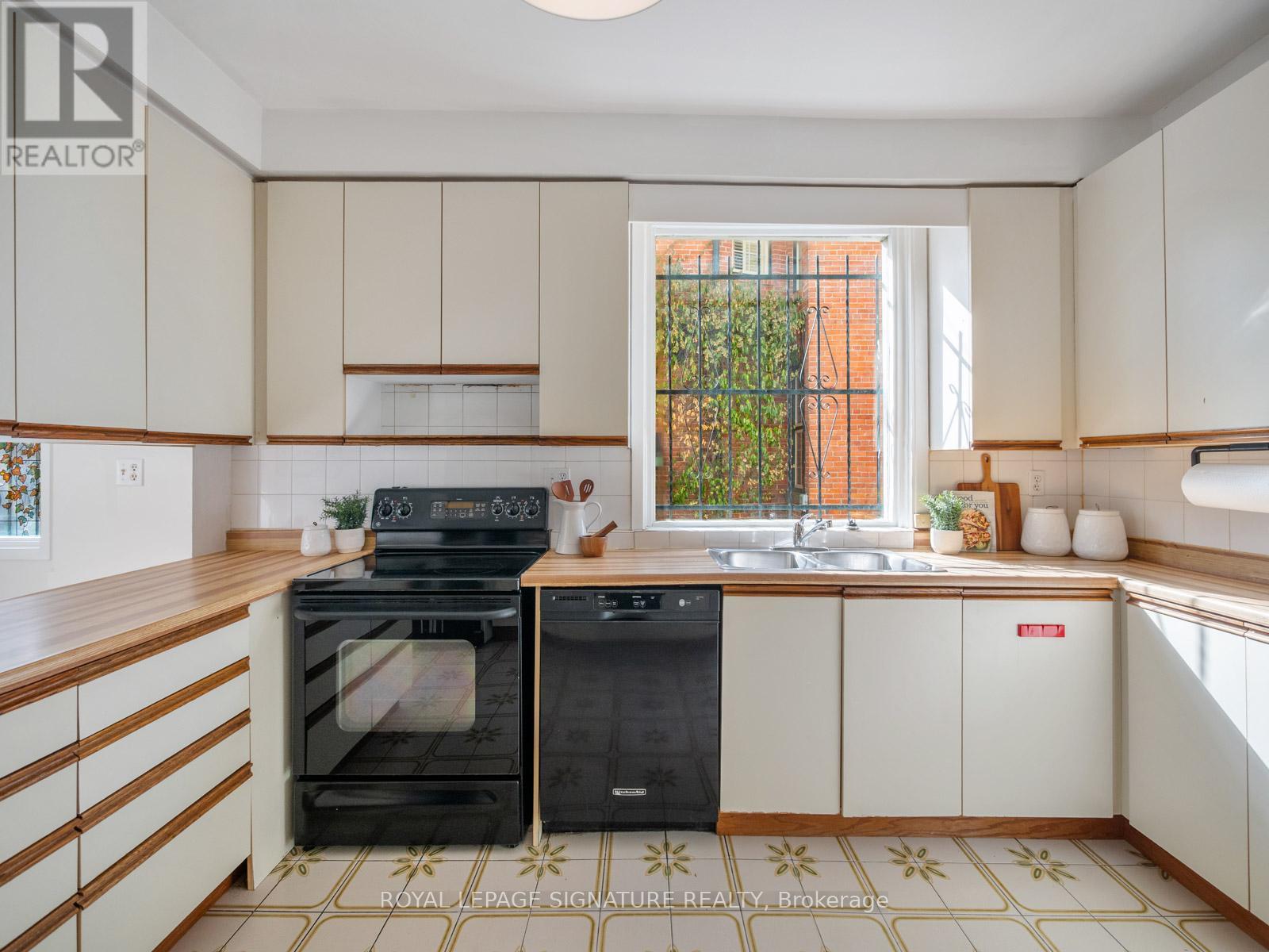 487 Sackville Street, Toronto, Ontario  M4X 1T6 - Photo 9 - C12940936