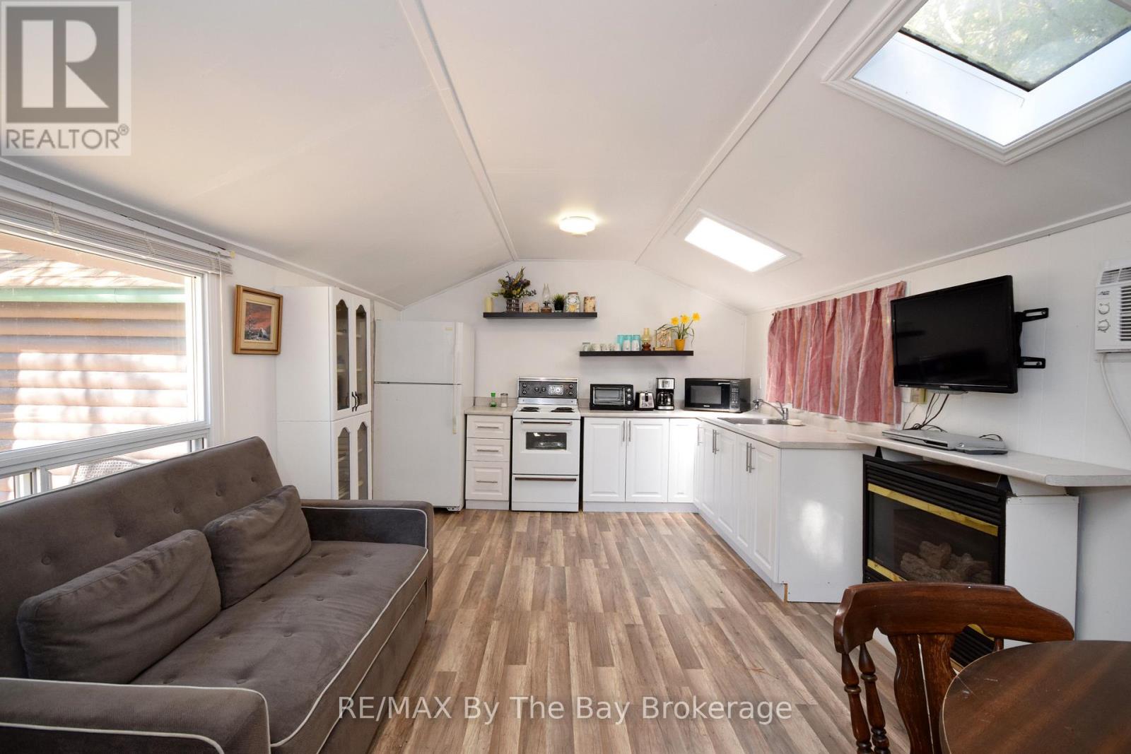 465 Bluewater Lane, Wasaga Beach, Ontario  L9Z 2P4 - Photo 7 - S12943030