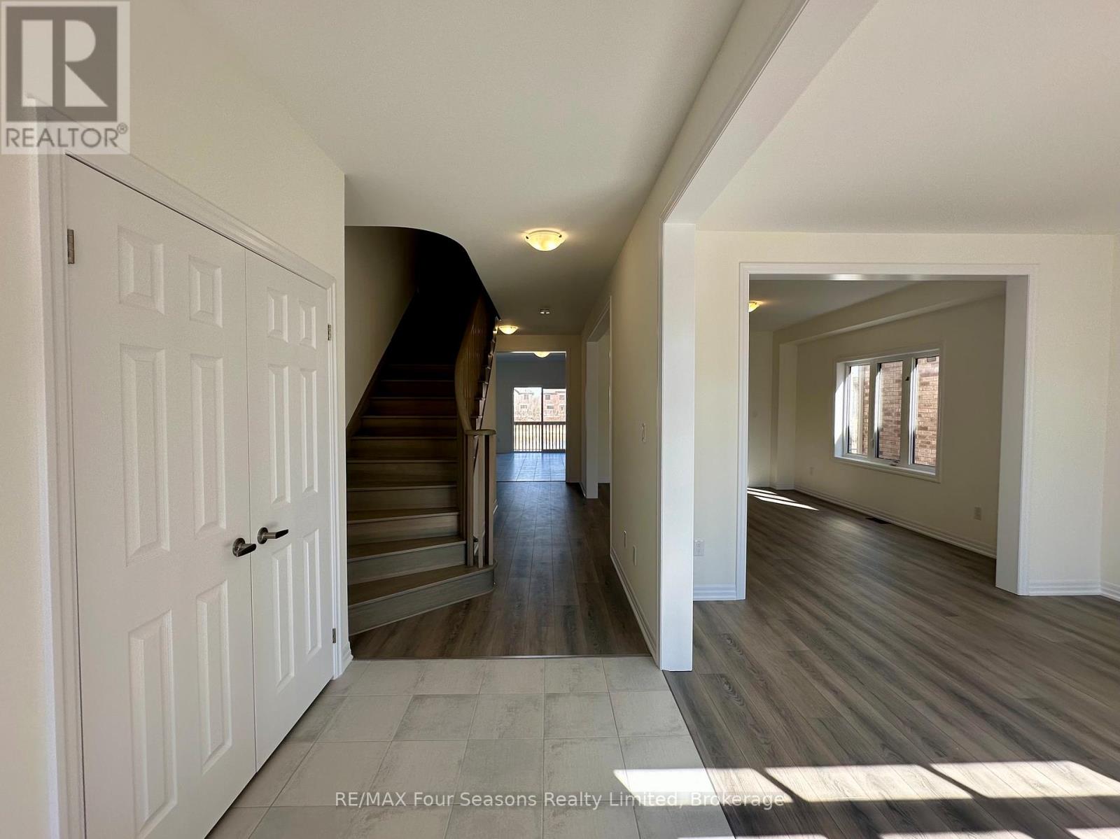 211 Stayner Street, Clearview, Ontario  L0M 1S0 - Photo 7 - S12943102