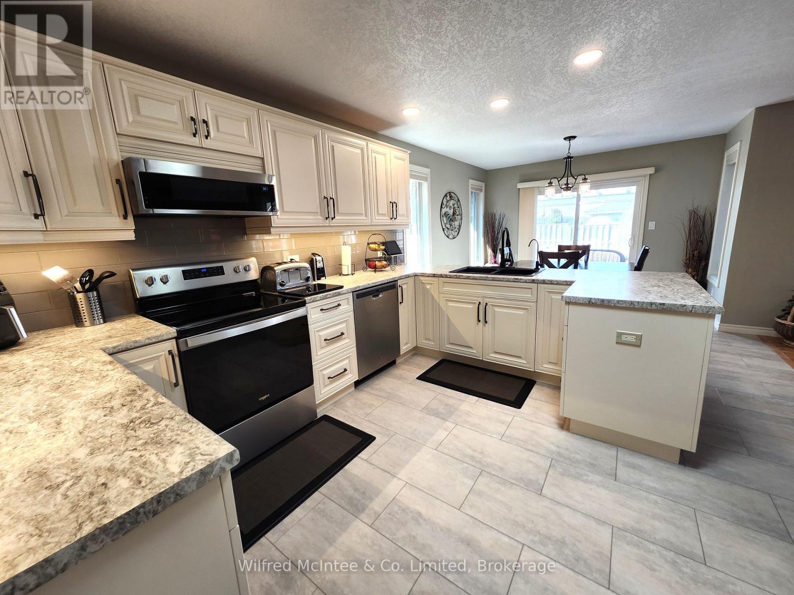 230 4th Street Crescent, Hanover, Ontario  N4N 3S2 - Photo 6 - X12943066