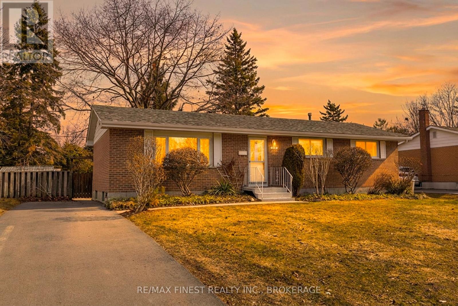 1076 LINCOLN DRIVE, Kingston, Ontario