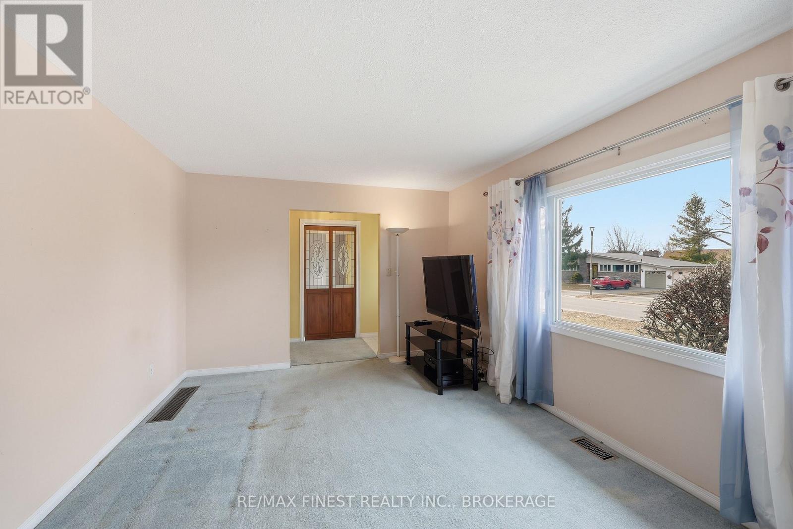 1076 Lincoln Drive, Kingston, Ontario  K7M 4Z4 - Photo 18 - X12943052