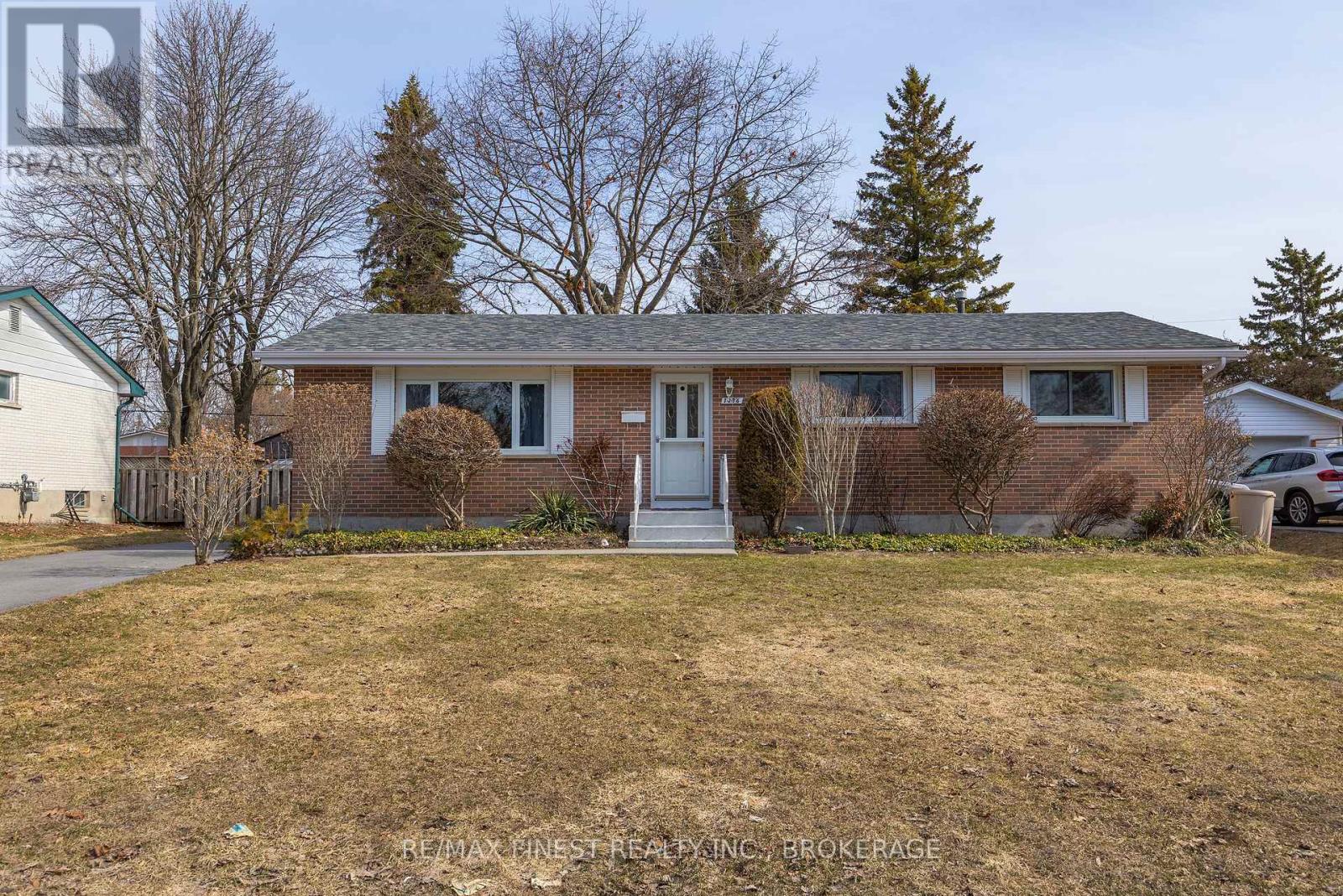 1076 Lincoln Drive, Kingston, Ontario  K7M 4Z4 - Photo 2 - X12943052