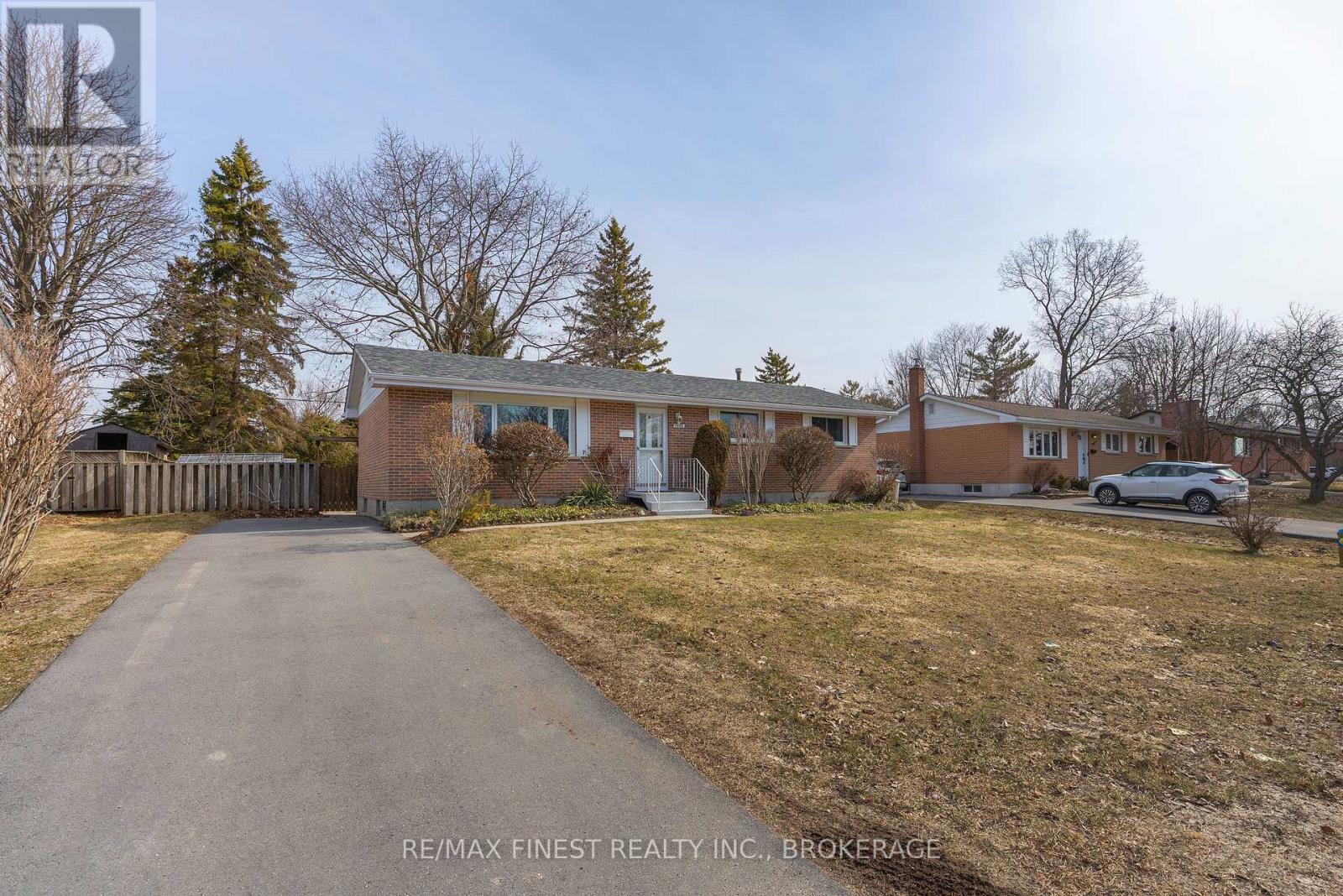 1076 Lincoln Drive, Kingston, Ontario  K7M 4Z4 - Photo 3 - X12943052