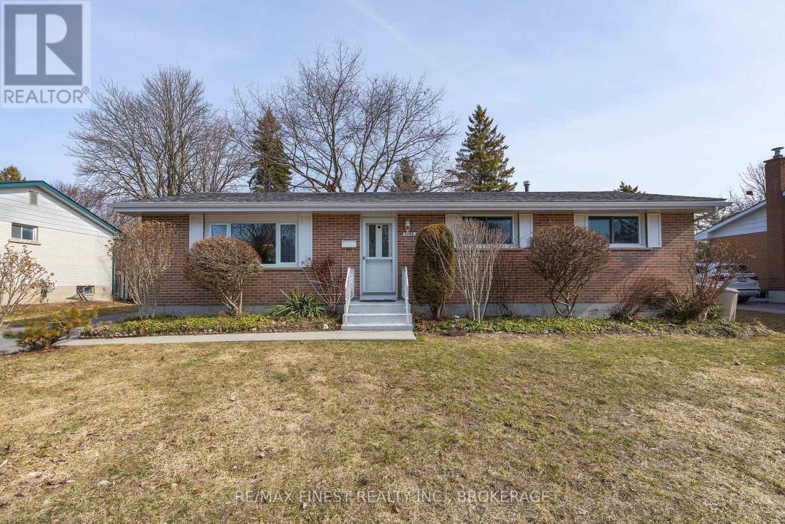 1076 Lincoln Drive, Kingston, Ontario  K7M 4Z4 - Photo 4 - X12943052