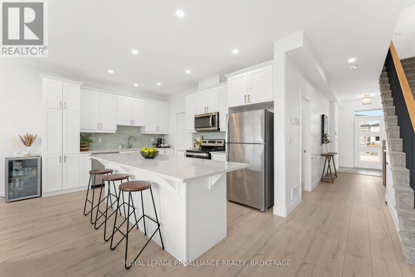 223 Superior Drive, Loyalist, Ontario  K7N 0E3 - Photo 10 - X12943100