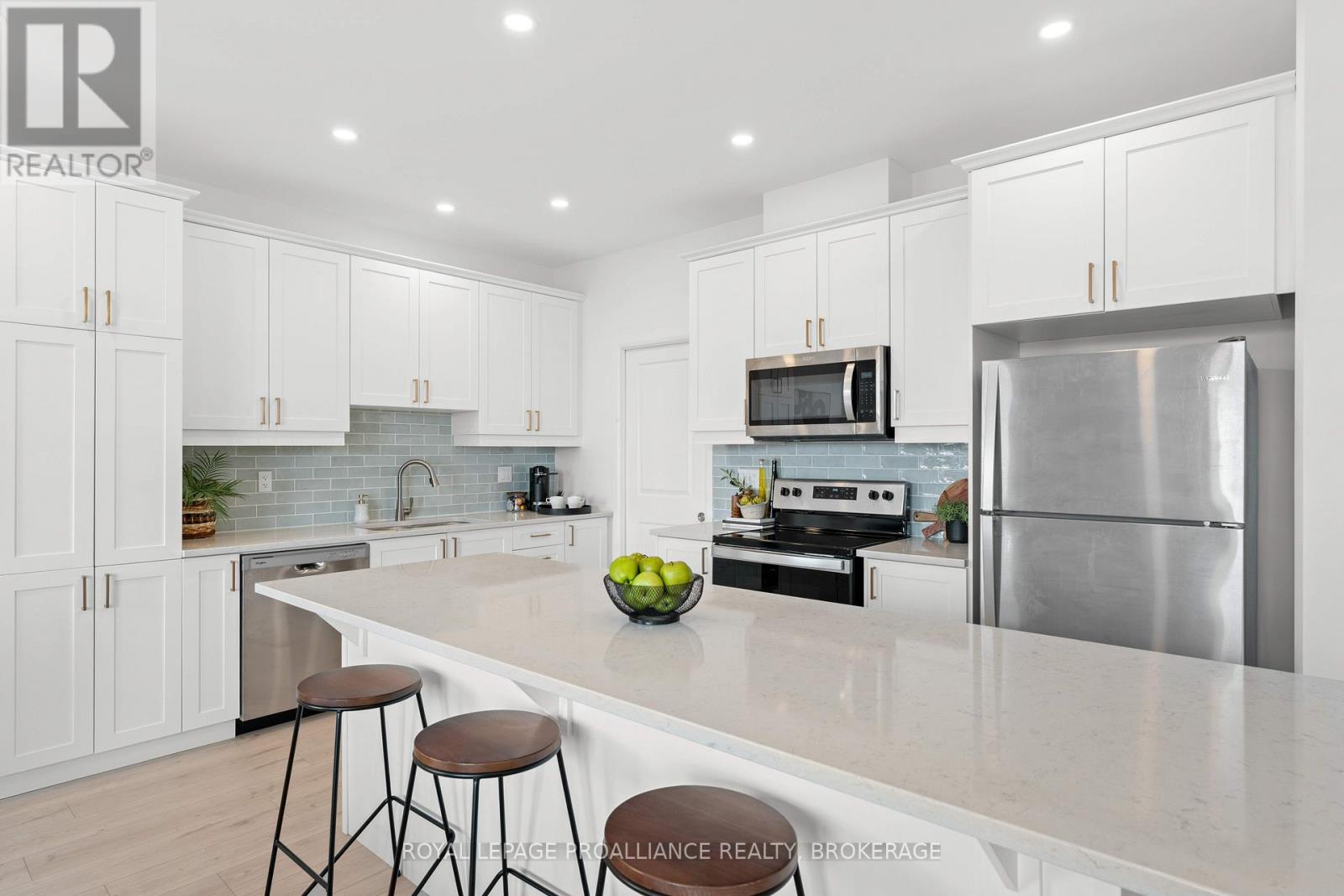 223 Superior Drive, Loyalist, Ontario  K7N 0E3 - Photo 12 - X12943100