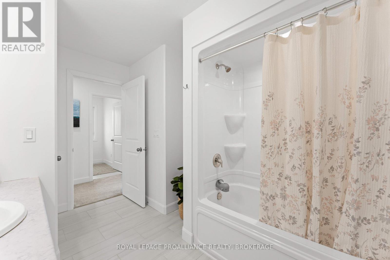 223 Superior Drive, Loyalist, Ontario  K7N 0E3 - Photo 37 - X12943100